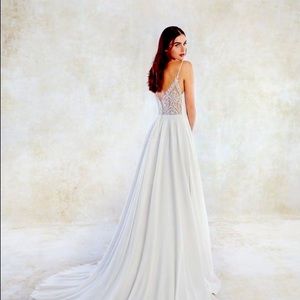 NWOT BHLDN EDDY K EK1243 Floor length V-neck wedding gown with back detail SZ16